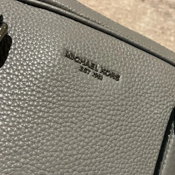 Michael Kors leather laptop shoulder bag. - Picture 2 of 2